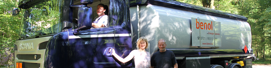 Benol Team aus Karlsruhe steht vor Tanklastwagen mit Benol Logo 
